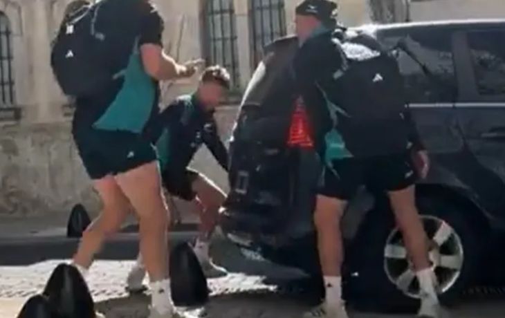 Video: los All Blacks levantaron una camioneta en pleno centro porteño