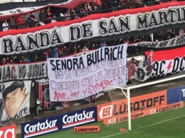 La bandera de la barrabrava de Chacarita contra Patricia Bullrich: No se olvide de su pasado