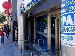 bancarios llevan adelante un paro y hasta el miercoles no habra atencion bancarios llevan adelante un paro y hasta el miercoles no habra atencion