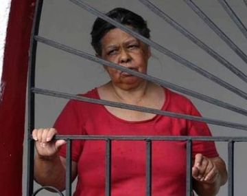 Guarda el cadáver de su marido esperando que vuelva a la vida