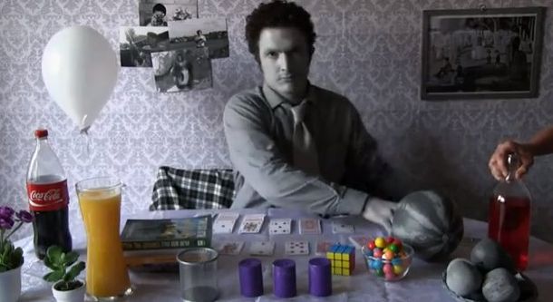 Toda la creatividad en un video blanco y negro que va tomando color