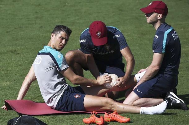 Cristiano Ronaldo volvió a retirarse de la práctica con hielo en su rodilla