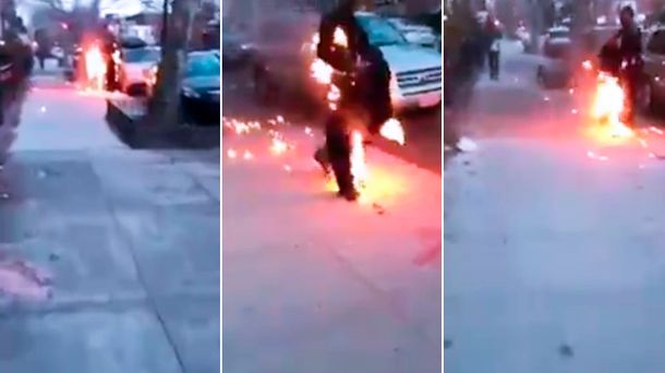Un hombre está prendido fuego y actúa como si no pasara nada