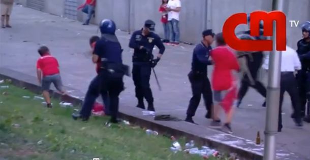 Policías golpearon brutalmente a un hincha delante de sus hijos