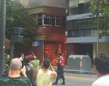 Incendio en una sede de Edesur en Caballito: toda la zona sin luz