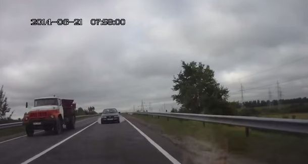Una maniobra a último momento evita un choque frontal y accidente múltiple