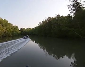 Un hombre peleó durante tres horas con un cocodrilo en el agua y sobrevivió