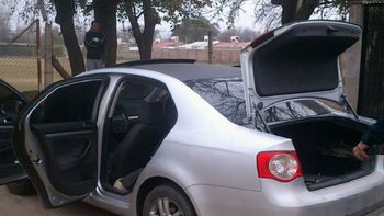 tras persecucion a los tiros, encuentran a una nena en un baul tras persecucion a los tiros, encuentran a una nena en un baul