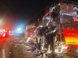 un micro de larga distancia y un camion chocaron en la ruta 9 en campana un micro de larga distancia y un camion chocaron en la ruta 9 en campana