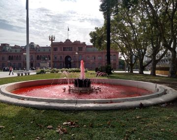 Tiñeron de rojo el agua de dos fuentes de la Plaza de Mayo en el aniversario de la muerte de Nisman