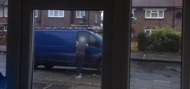 Un conductor de grúas le sacó las llaves a la camioneta que estacionó  frente a su casa y filmó a su dueño desesperado buscándolas