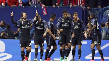 Isco festeja el gol del Real Madrid junto a sus compañeros Isco festeja el gol del Real Madrid junto a sus compañeros