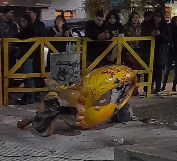 La reacción de Nik luego que vandalizaran nuevamente la estatua de Gaturro