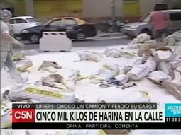 VIDEO: un camión volcó en Liniers y dejó cinco mil kilos de harina en la calle