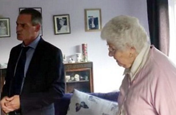 La mujer estafada junto a su hijo durante la discusión con el vendedor