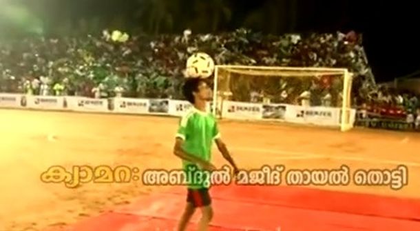 Derrumbe en India: se cayó una tribuna con 1500 personas