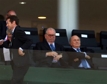 El partido de los dirigentes: Grondona y Blatter vivieron el choque en el palco oficial