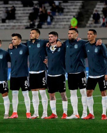 De Paul abrió la campera para mostrar el parche de campeón