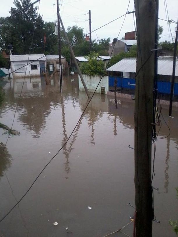 Calles anegadas en el sur y oeste del Conurbano por las fuertes lluvias