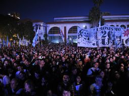 La democracia se debe defender con uñas y dientes