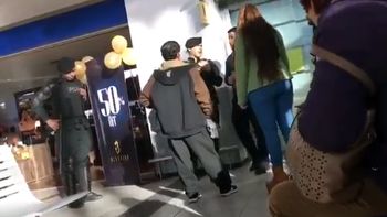 La pareja llenó de insultos a un empleado de una aerolínea La pareja llenó de insultos a un empleado de una aerolínea