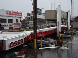Tormenta en Ciudad y Provincia: derrumbes, autos atrapados y voladura de techos