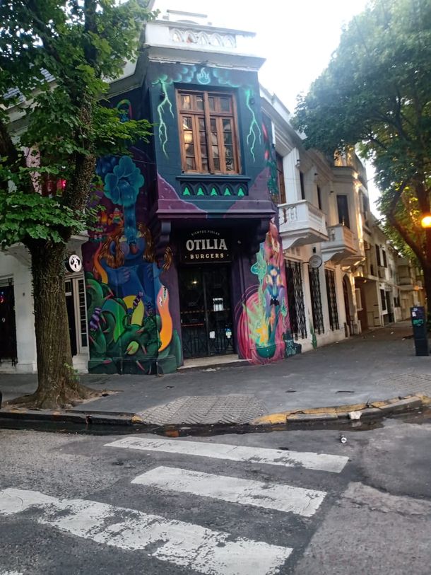Dueños de una hamburguesería que hacían una fiesta clandestina agredieron a una inspectora