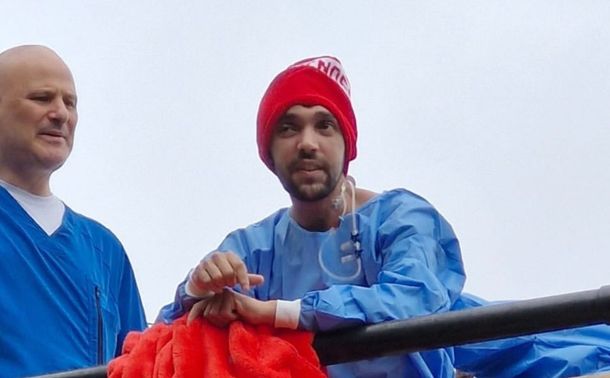 Pablo Grillo caminó por el balcón del hospital Ramos Mejía