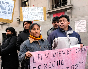 Vecinos de la villa 31 realizan un acampe frente a la Legislatura