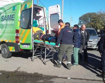 Un motociclista voló tras chocar con un auto