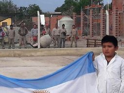 El gesto de un grupo de albañiles que emocionó durante un acto escolar