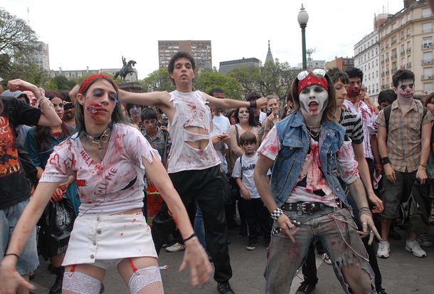 Cientos de zombies porteños recorrieron la Ciudad