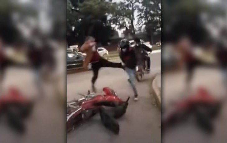 Escándalo en Tucumán: un juez de Familia agarró a patadas a un motociclista