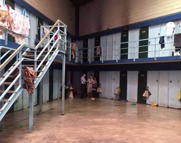 Agentes penitenciarias bailan una coreografía con las presas en el penal de Los Hornos