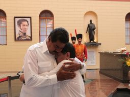 Maradona visitó el cuartel que alberga los restos de Chávez