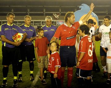 Gabriel Milito tuvo su homenaje en el estadio de Independiente