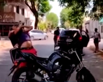 Le dio una brutal golpiza en plena calle y se justificó con una deuda: Cuatro palos me debe