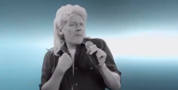 Julian Assange se lanza en campaña con un extraño video