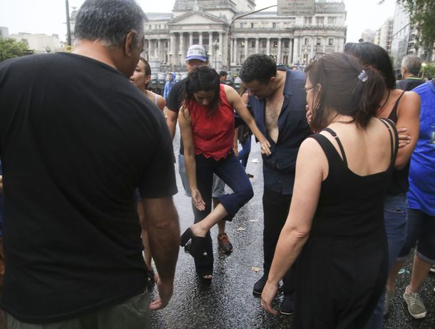 Victoria Donda exhibe los golpes que denunció sufrir