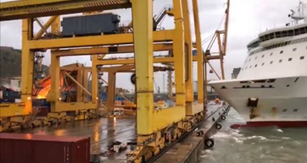 El ferry transportaba a 420 personas pero no pudo amarrar en el puerto