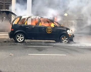 Imágenes impactantes: se incendió un taxi en plena avenida Independencia