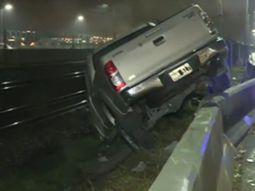 Impresionante choque en Lugones y Pampa: una camioneta terminó sobre las vías del tren