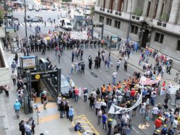 Proteccionistas y galgueros protagonizaron incidentes frente al Congreso