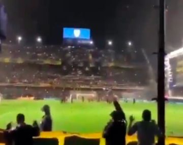 ¡Tremendo! La brutal caída de un hincha de Boca en plena tribuna que asustó a todos