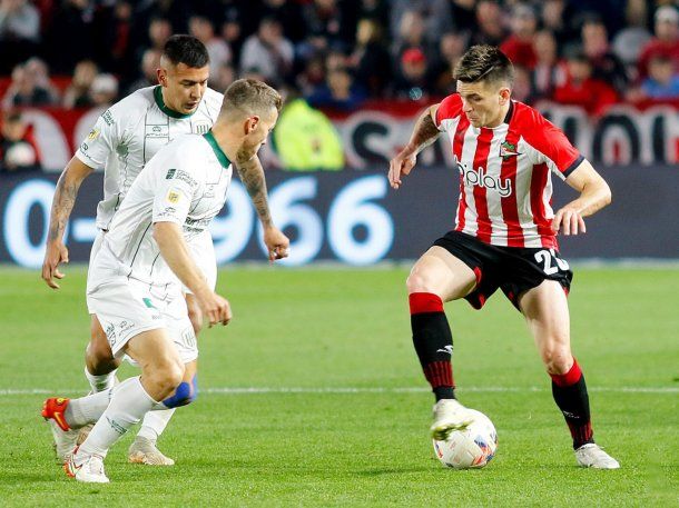 Estudiantes venció 1-0 a Banfield y sigue de cerca a River