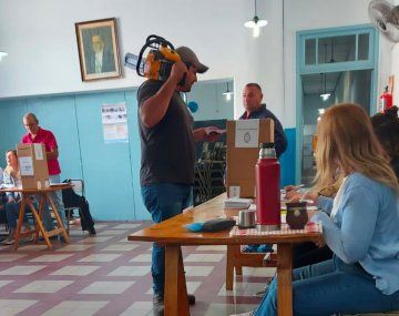 Polémica en Pehuajó: un hombre fue a votar con una motosierra