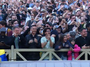 Video: así reaccionaron los fieles a la fumata blanca en Roma