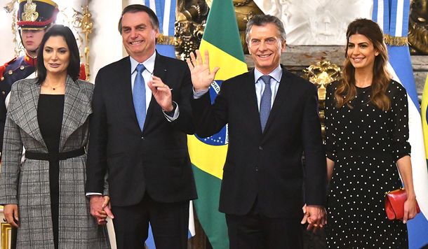 Desesperados por la caída de sus economías, Macri y Bolsonaro dicen que quieren una moneda única