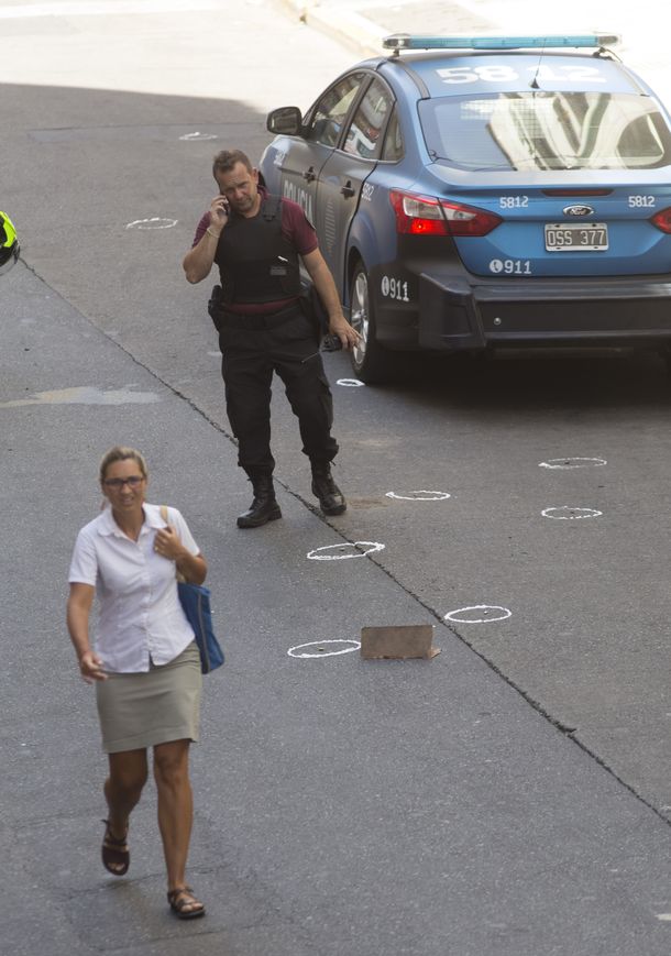 Las marcas de las casi 40 balas tras el tiroteo en el Microcentro