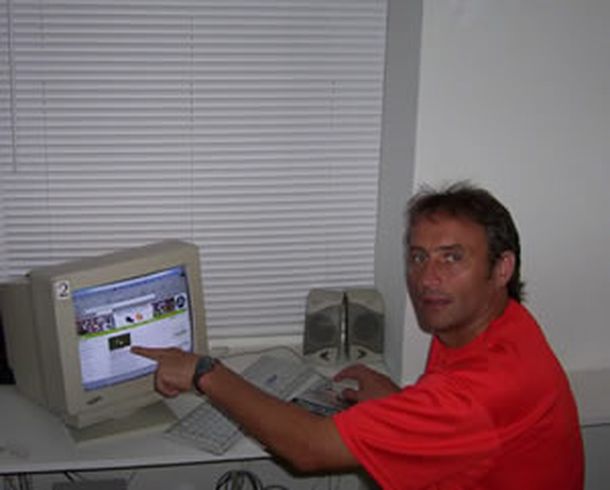 Hector%20Baldassi%20y%20computadora_13042007